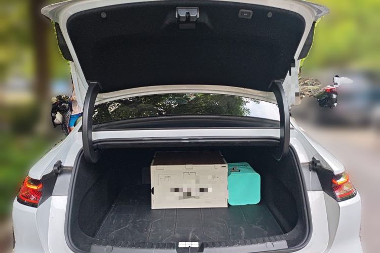 Used Geely Galaxy E8 2025 Model—610km Prestige Version Trunk