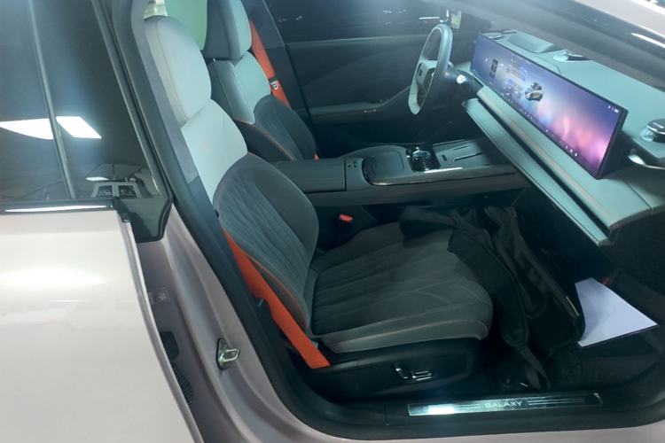 Used Geely Galaxy E8 2025 620 km All-Wheel Drive Starship LiDAR-Enabled Intelligent Driving Version Right Front Seat