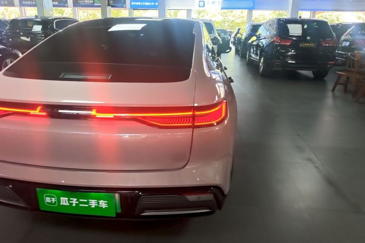 Used Geely Galaxy E8 2025 620 km All-Wheel Drive Starship LiDAR-Enabled Intelligent Driving Version Right Rear Taillight