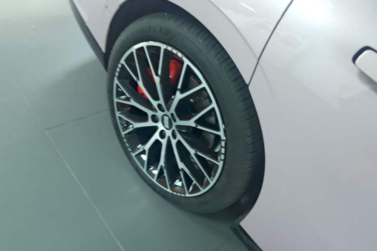 Used Geely Galaxy E8 2025 620 km All-Wheel Drive Starship LiDAR-Enabled Intelligent Driving Version Right Rear Wheel Hub