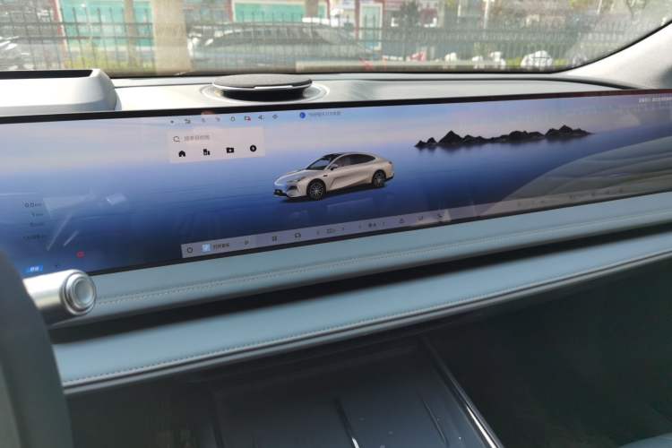 Used Geely Galaxy E8 2025 700 km Long-Range Intelligent Driving Version Audio And AC Panel
