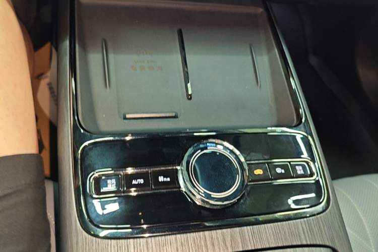 Used Geely Galaxy E8 2025 700 km Long-Range Intelligent Driving Version Audio And AC Panel
