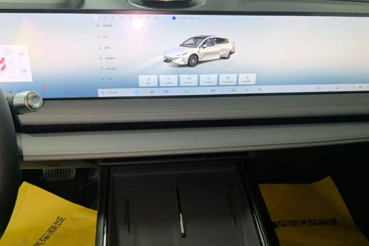 Used Geely Galaxy E8 2025 700 km Long-Range Intelligent Driving Version Audio And AC Panel