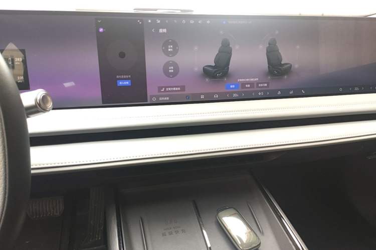 Used Geely Galaxy E8 2025 700 km Long-Range Intelligent Driving Version Audio And AC Panel