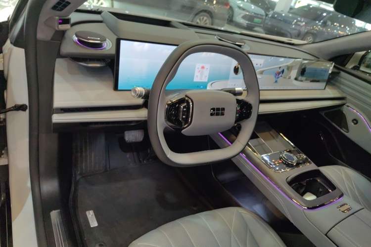 Used Geely Galaxy E8 2025 700 km Long-Range Intelligent Driving Version Center Console