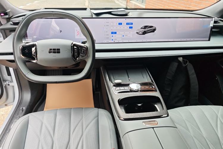 Used Geely Galaxy E8 2025 700 km Long-Range Intelligent Driving Version Center Console