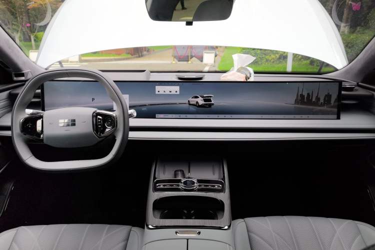 Used Geely Galaxy E8 2025 700 km Long-Range Intelligent Driving Version Center Console