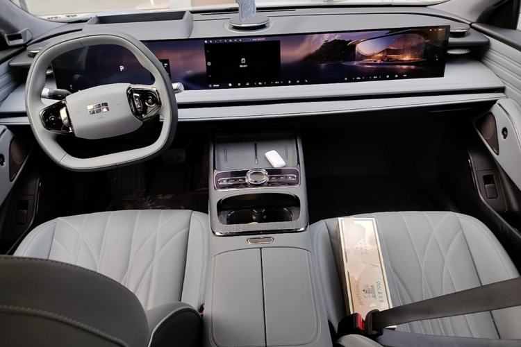 Used Geely Galaxy E8 2025 700 km Long-Range Intelligent Driving Version Center Console