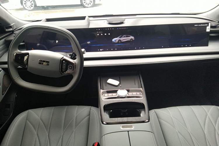 Used Geely Galaxy E8 2025 700 km Long-Range Intelligent Driving Version Center Console