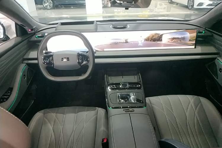Used Geely Galaxy E8 2025 700 km Long-Range Intelligent Driving Version Center Console