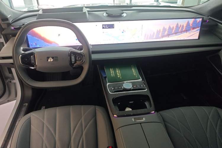 Used Geely Galaxy E8 2025 700 km Long-Range Intelligent Driving Version Center Console