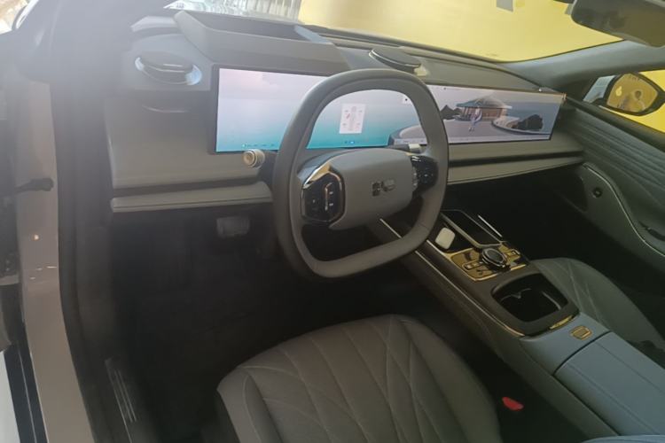 Used Geely Galaxy E8 2025 700 km Long-Range Intelligent Driving Version Center Console