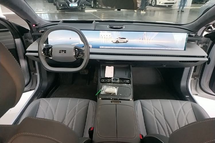 Used Geely Galaxy E8 2025 700 km Long-Range Intelligent Driving Version Center Console