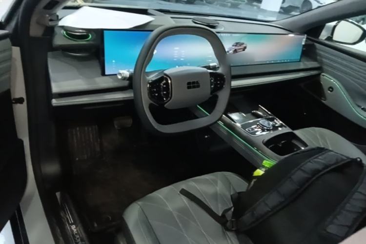Used Geely Galaxy E8 2025 700 km Long-Range Intelligent Driving Version Center Console