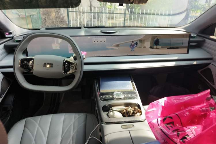 Used Geely Galaxy E8 2025 700 km Long-Range Intelligent Driving Version Center Console