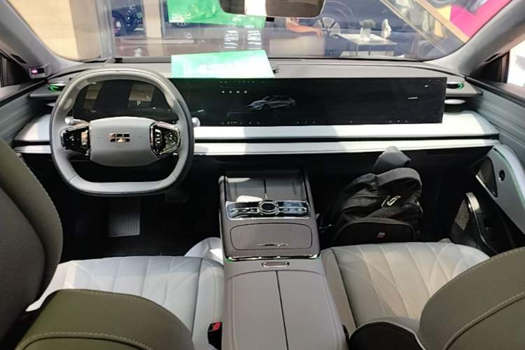 Used Geely Galaxy E8 2025 700 km Long-Range Intelligent Driving Version Center Console