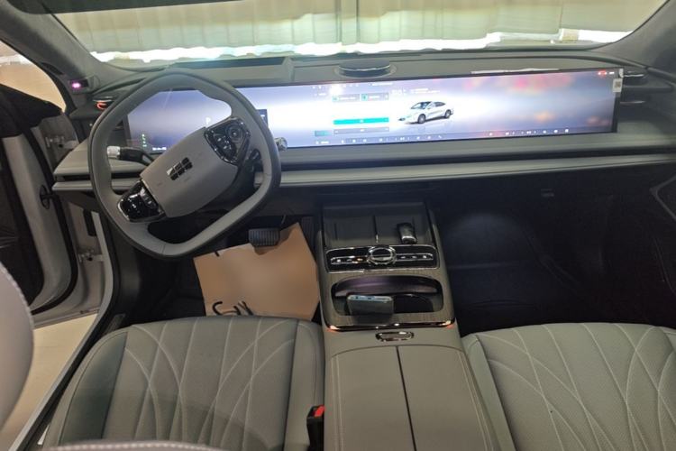 Used Geely Galaxy E8 2025 700 km Long-Range Intelligent Driving Version Center Console