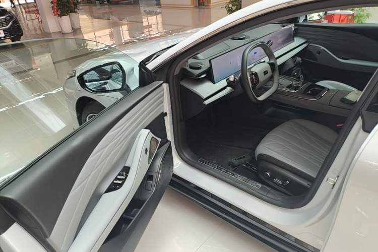 Used Geely Galaxy E8 2025 700 km Long-Range Intelligent Driving Version Driver Seat