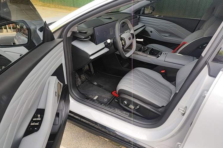 Used Geely Galaxy E8 2025 700 km Long-Range Intelligent Driving Version Driver Seat