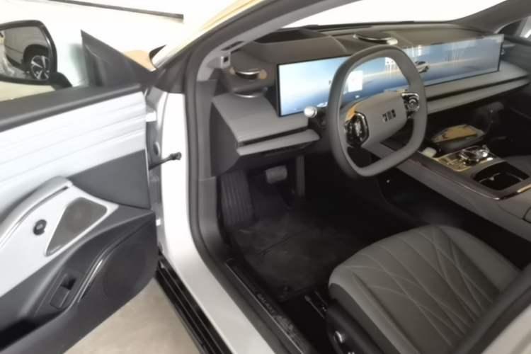 Used Geely Galaxy E8 2025 700 km Long-Range Intelligent Driving Version Driver Seat