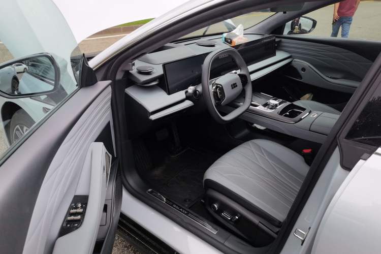 Used Geely Galaxy E8 2025 700 km Long-Range Intelligent Driving Version Driver Seat
