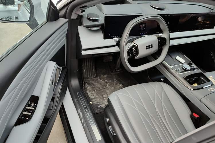 Used Geely Galaxy E8 2025 700 km Long-Range Intelligent Driving Version Driver Seat