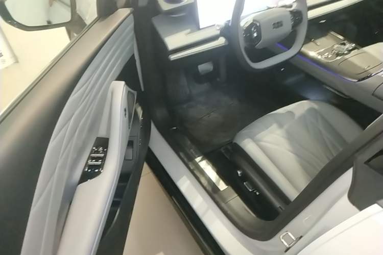 Used Geely Galaxy E8 2025 700 km Long-Range Intelligent Driving Version Driver Seat