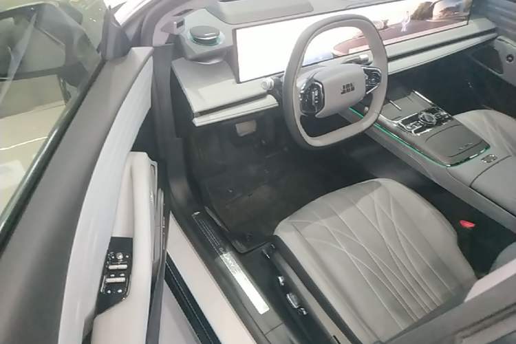 Used Geely Galaxy E8 2025 700 km Long-Range Intelligent Driving Version Driver Seat