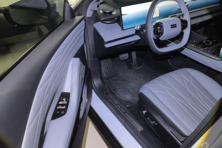Used Geely Galaxy E8 2025 700 km Long-Range Intelligent Driving Version Driver Seat