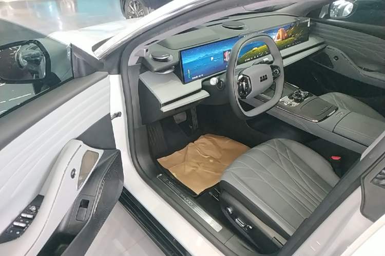 Used Geely Galaxy E8 2025 700 km Long-Range Intelligent Driving Version Driver Seat
