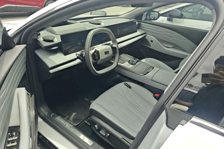 Used Geely Galaxy E8 2025 700 km Long-Range Intelligent Driving Version Driver Seat