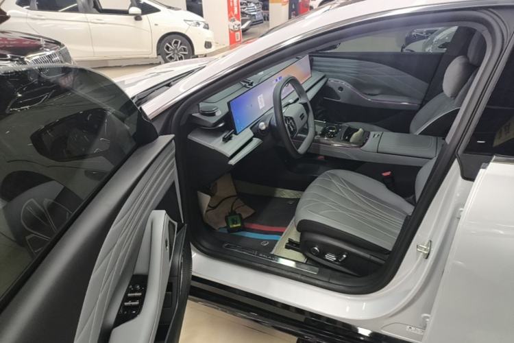 Used Geely Galaxy E8 2025 700 km Long-Range Intelligent Driving Version Driver Seat