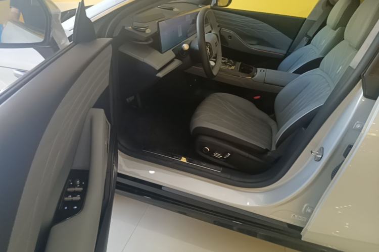 Used Geely Galaxy E8 2025 700 km Long-Range Intelligent Driving Version Driver Seat