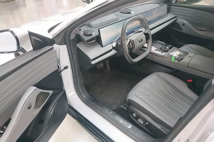 Used Geely Galaxy E8 2025 700 km Long-Range Intelligent Driving Version Driver Seat