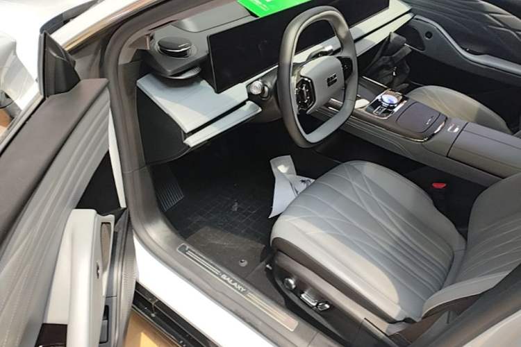 Used Geely Galaxy E8 2025 700 km Long-Range Intelligent Driving Version Driver Seat