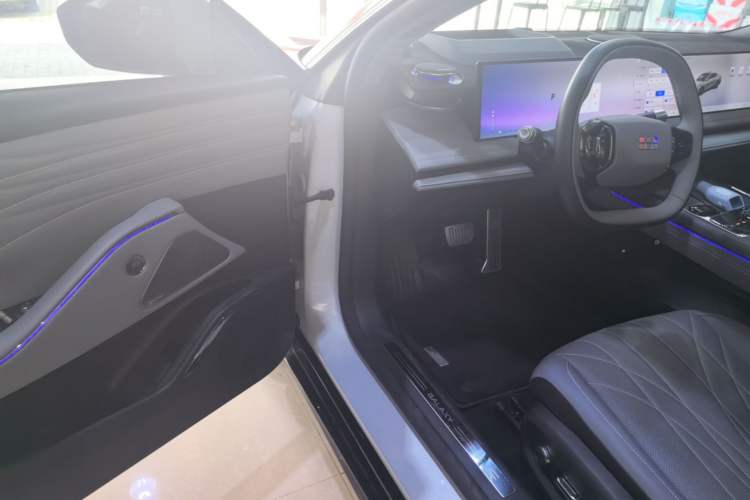 Used Geely Galaxy E8 2025 700 km Long-Range Intelligent Driving Version Driver Seat