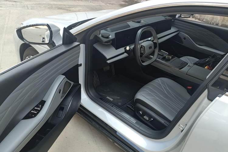 Used Geely Galaxy E8 2025 700 km Long-Range Intelligent Driving Version Driver Seat