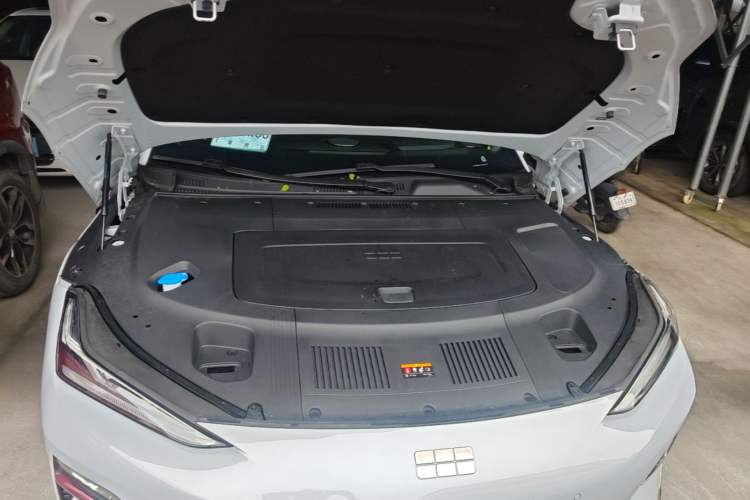 Used Geely Galaxy E8 2025 700 km Long-Range Intelligent Driving Version Engine Bay