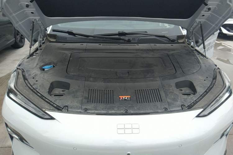 Used Geely Galaxy E8 2025 700 km Long-Range Intelligent Driving Version Engine Bay