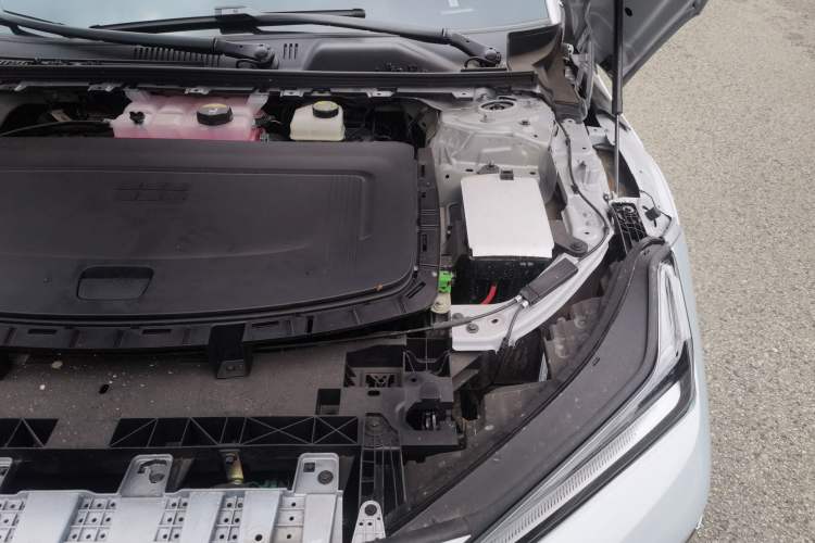 Used Geely Galaxy E8 2025 700 km Long-Range Intelligent Driving Version Engine Bay Left