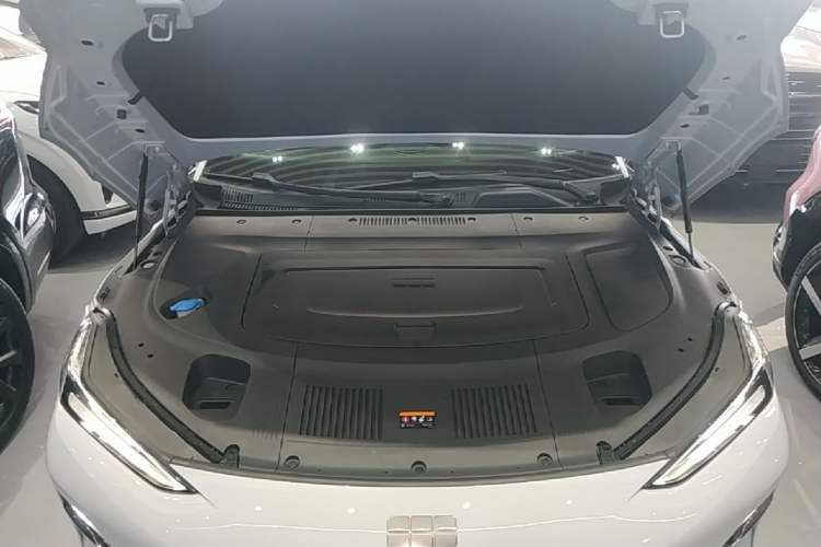 Used Geely Galaxy E8 2025 700 km Long-Range Intelligent Driving Version Engine Bay