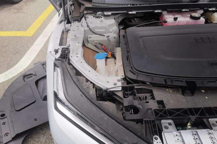 Used Geely Galaxy E8 2025 700 km Long-Range Intelligent Driving Version Engine Bay Right
