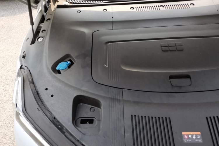 Used Geely Galaxy E8 2025 700 km Long-Range Intelligent Driving Version Engine Bay Right