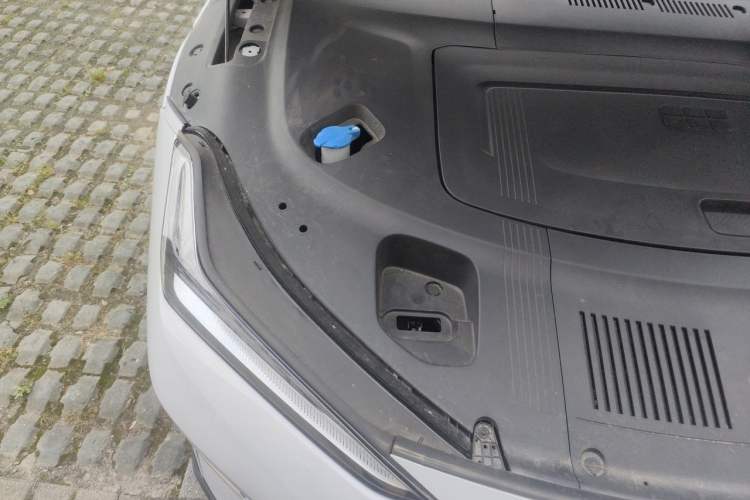 Used Geely Galaxy E8 2025 700 km Long-Range Intelligent Driving Version Engine Bay Right