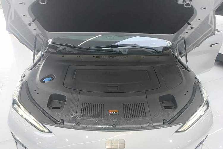 Used Geely Galaxy E8 2025 700 km Long-Range Intelligent Driving Version Engine Bay
