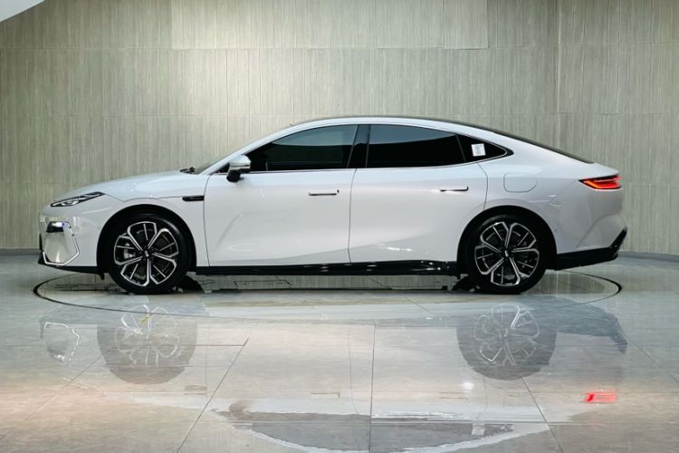 Used Geely Galaxy E8 2025 700 km Long-Range Intelligent Driving Version Exterior 2