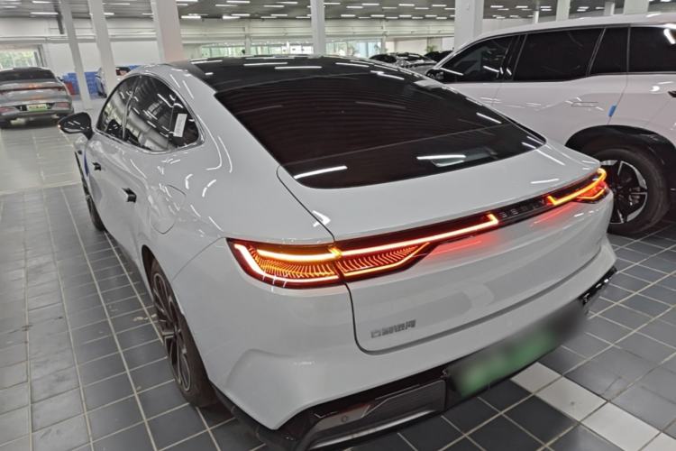 Used Geely Galaxy E8 2025 700 km Long-Range Intelligent Driving Version Exterior 2