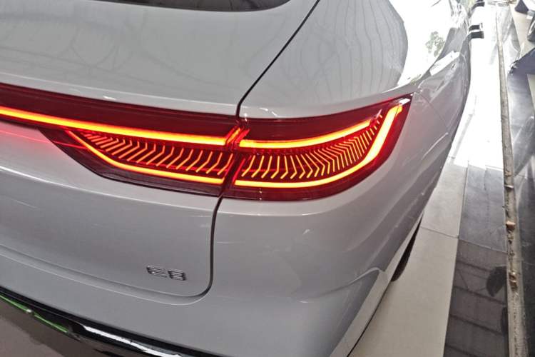 Used Geely Galaxy E8 2025 700 km Long-Range Intelligent Driving Version Exterior 3