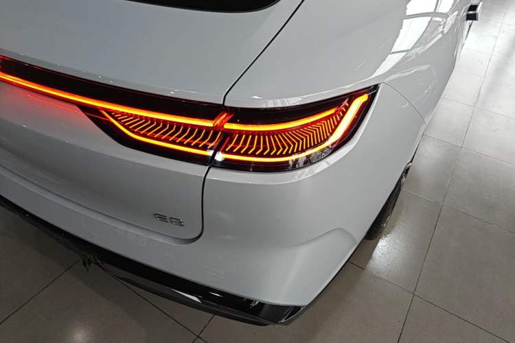 Used Geely Galaxy E8 2025 700 km Long-Range Intelligent Driving Version Exterior 3