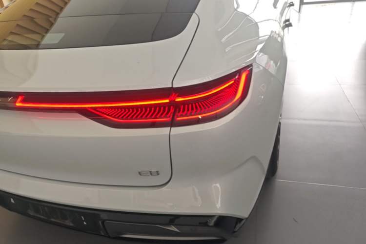 Used Geely Galaxy E8 2025 700 km Long-Range Intelligent Driving Version Exterior 3